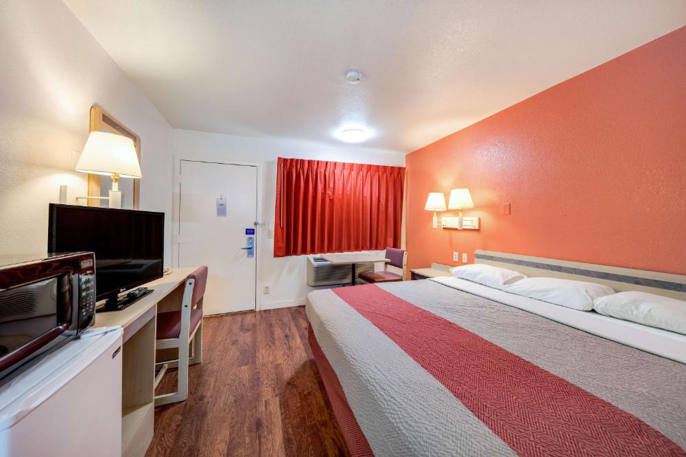 Deluxe King Room - Non-Smoking interior